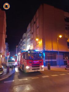Los bomberos intervienen en un incendio de una vivienda en Quart de Poblet